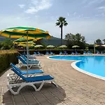Club - Free Pool & Private Perfect For Families База отдыха